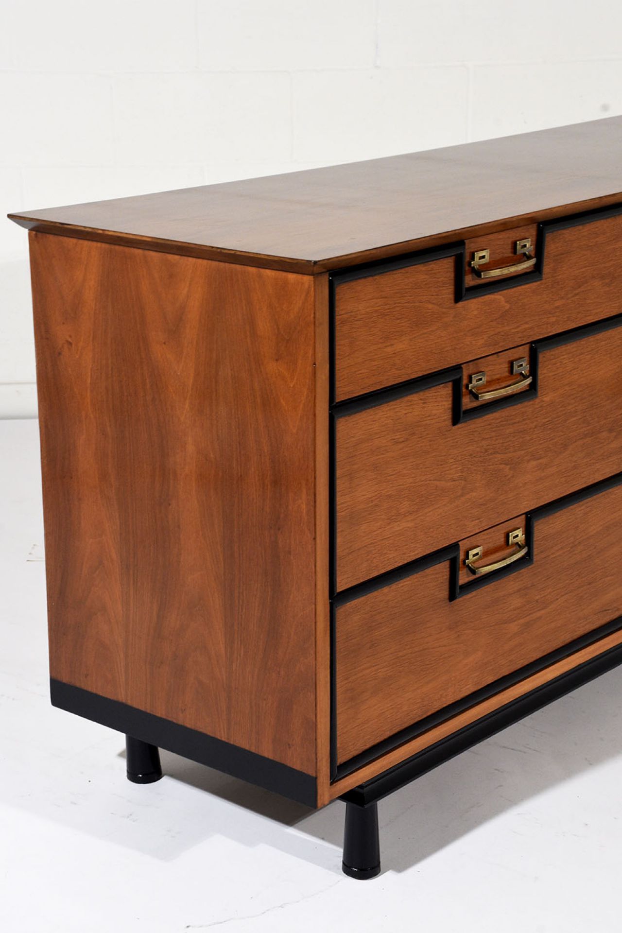 Mid-Century Modern Chest of Drawers for sale on Luxify